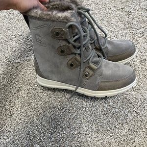 Like brand new Sorel boots ! Worn once size 6.5